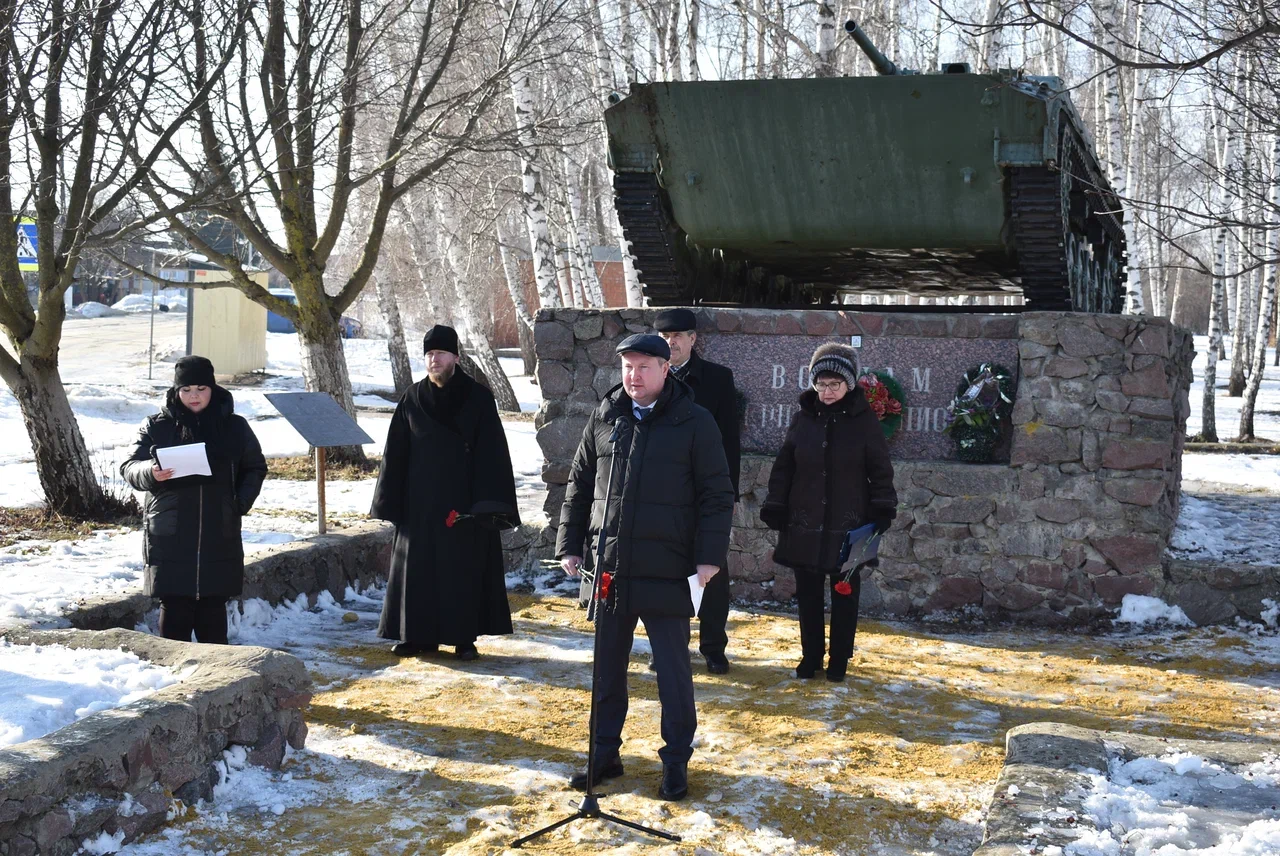 У памятника воинам - интернационалистам в Грибановке собрались люди разного возраста и профессий, чтобы вместе почтить память земляков..