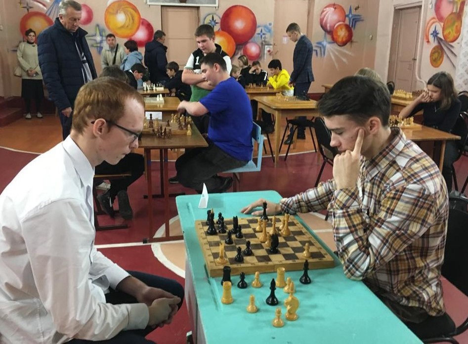 Для школьников организовали турнир по шахматам и шашкам..