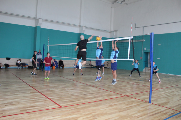 В пгт Грибановском состоялся предновогодний турнир по волейболу.
